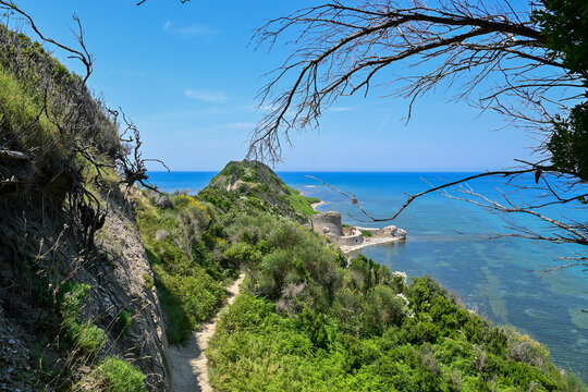Blick auf die Halbinsel Kepi i Rodonit mit Rodoni Castle in Albanien im Sommer bei blauem Himmel ohne Touristen