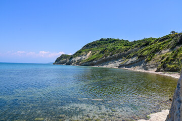 Fototapeta premium Küstenlinie mit einsamen Strand am Kepi i Rodonit mit Albanien bei blauem Himmel