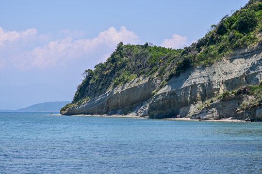 K&uuml;stenlinie mit einsamen Strand am Kepi i Rodonit mit Albanien bei blauem Himmel