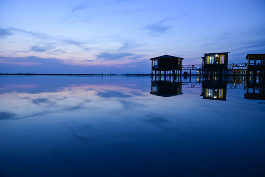 Wundersch&ouml;ner Sonnenuntergang &uuml;ber dem Meer mit Stelzenhaus in der Abendd&auml;mmerung der blauen Stunde in der Lagune e Patok, Patok Lagoon, Fushe Kuqe, Albanien