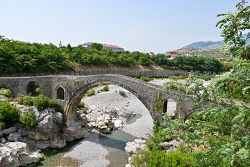 Blick auf die Steinbrücke Ura e Mesit bei Shkodra in Albanien