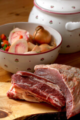 Rinderbrustkern | Rindfleisch | Brustkern auf Zirbenholzbrett mit Suppenterrine, Gemüse und Suppenknochen