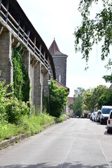 Fototapeta na wymiar Blick auf die Stadtmauer mit Pulverturm im Klingenschütt in Rothenburg ob der Tauber