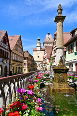 Fototapeta na wymiar Blick auf den Röderbrunnen und den Markusturm in Rothenburg ob der Tauber