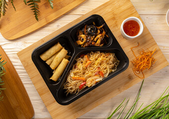 Noodles with chicken stew and spring rolls