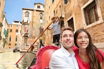 Poster Romantic travel couple in Venice on Gondola boat © Maridav