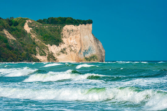 Sturm Wellen am Kap Arkona auf Insel R&uuml;gen
