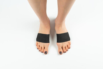  stabilizing orthosis for the correction of the big toe on the woman legs when hallux valgus, 2...