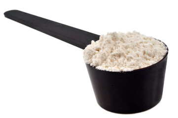 Cuillère en plastique d'argile en gros plan sur fond blanc