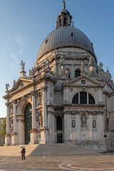 Venezia. Facciate di Santa Maria della Salute sul Campo omonimo all'alba