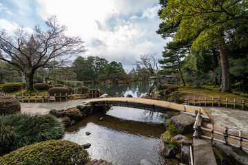 Fototapeta premium 金沢を代表する観光名所・兼六園の早春の様子 ※徽軫灯籠の隣のモミジの木は現在はありません
