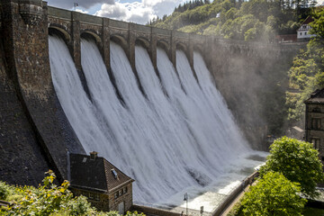 herabstürtzende Wassermassen bei Hochwasser überlaufende Talsperre