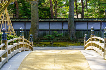 金沢を代表する観光名所・兼六園の早春の様子