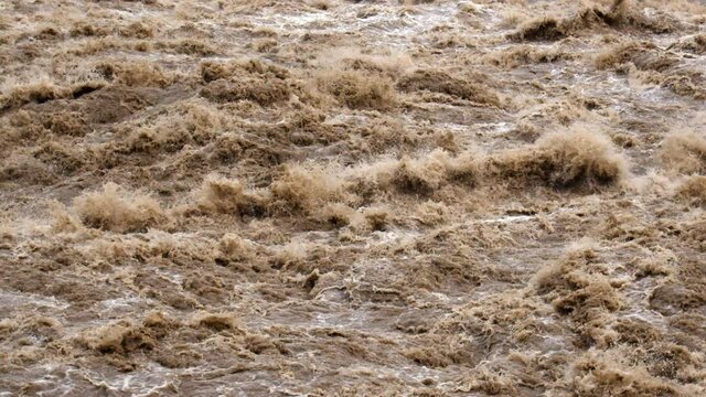 Wilde Fluten Hochwasser in Zeitlupe