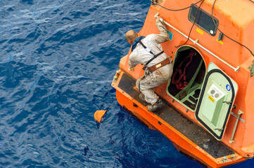 seaman dropped helmet from lifeboat in the sea