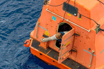 seamen loosing his helmet