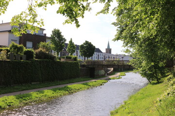 Blick auf den Fluss Hönne und das Zentrum der Stadt Menden im Sauerland