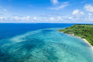Fototapeta na wymiar 沖縄宮古島の絶景コバルトブルーの海の写真