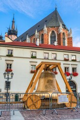 Replika Dzwonu Zygmunta na Małym Rynku w Krakowie - obrazy, fototapety, plakaty