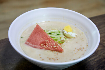 수박과 오이가 있는 맛있는 여름 음식인 콩국수