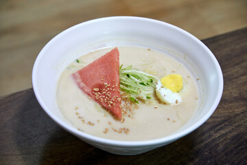 수박과 오이가 있는 맛있는 여름 음식인 콩국수