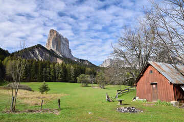 Le Mont Aiguille (alt 2087 m), vu depuis les Grands Clots