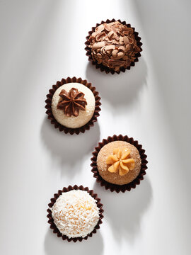Brigadeiros de v&aacute;rios sabores visto de cima