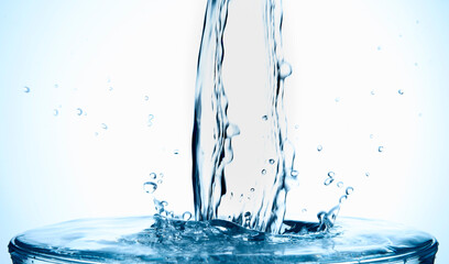Splash de água num copo cheio