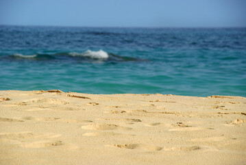 Fussabdrücke im Sand mit Meer im Hintergrund auf Insel Bermuda 