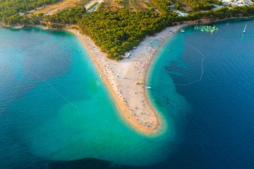 Fotobehang Gouden Hoorn strand, Brac, Kroatië Luchtscène van Zlatni-ratstrand op Brač-eiland, Kroatië