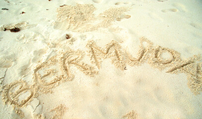 Schriftzug «Bermuda» im Sand, auf Insel Bermuda
