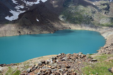 Grünsee Weißbrunn im Ultental, Südtirol, Italien, Stausee in den Alpen mit Gebirge im Hintergrund, See mit blaugrünem Gletscherwasser und Schneefeldern im Hochgebirge, Wanderung im Sommer