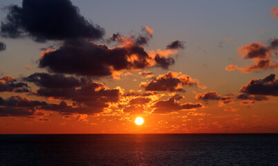 Fototapeta na wymiar Beautiful sunset in the evening over the sea