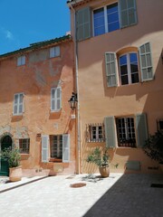 St Tropez village sud de la France avec maison colorée - Provence