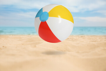 Obraz premium Colorful inflatable beach ball and seascape on background