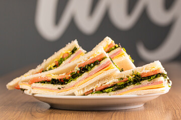 Sandwich de jamón y queso con verduras