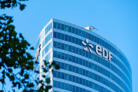 Puteaux, France - 29 juillet 2021 : Vue ext&eacute;rieure du si&egrave;ge d'EDF dans le quartier d'affaires de Paris-La D&eacute;fense. EDF (Electricit&eacute; de France) est le fournisseur historique d'&eacute;lectricit&eacute; fran&ccedil;ais