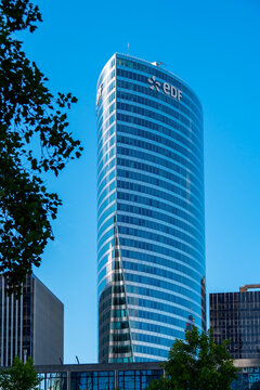 Puteaux, France - 29 juillet 2021 : Vue ext&eacute;rieure du si&egrave;ge d'EDF dans le quartier d'affaires de Paris-La D&eacute;fense. EDF (Electricit&eacute; de France) est le fournisseur historique d'&eacute;lectricit&eacute; fran&ccedil;ais