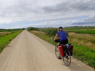 Fototapeta premium jeune femme à vélo sur bicyclette sur piste cyclable