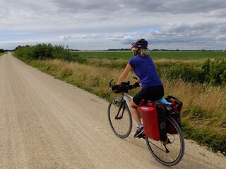 Obraz premium jeune femme à vélo sur bicyclette sur piste cyclable
