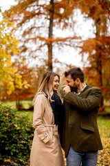 Fototapeta premium Young couple in the autumn park