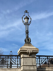 Lampara sobre puente