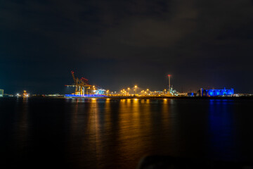 Fototapeta na wymiar Hamburger Hafen bei Nacht
