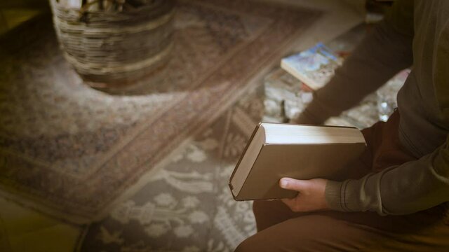 Uomo che legge e spiega libro, la Bibbia