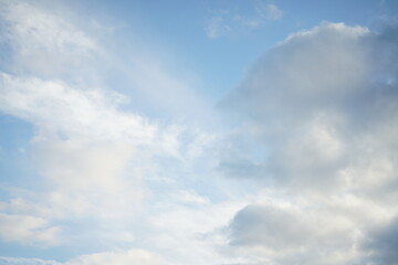 Wolken Himmel mit blau, grau, weiß und beige nach einem Regen Schauer