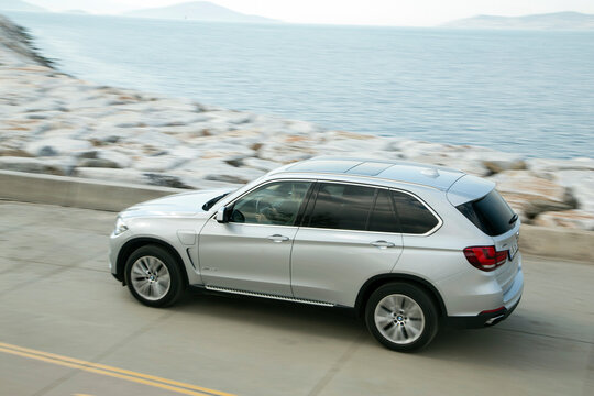 BMW X5 eDrive adds a plug-in hybrid option to a popular luxury SUV.