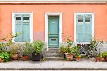 Fototapeta na wymiar Paris, colorful houses rue Cremieux, typical street 
