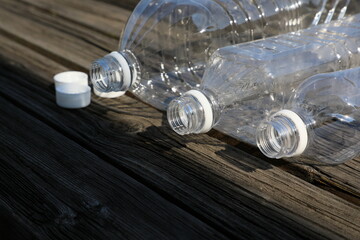 並べられた空のペットボトル