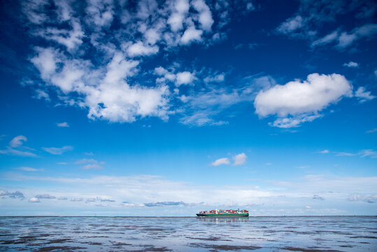 Wattenmeer mit Containerschiff