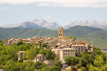 View of Ainsa, a beautiful town located in Pyrenees mountains, Huesca, Aragon, Spain. - obrazy, fototapety, plakaty